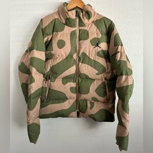 Nike Air Jordan Flight Camo Heritage Down Puffer Jacket FB6988-200 Size Medium